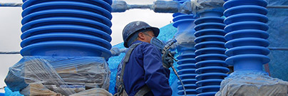 工人在Iberdrola Rocomora变电站中应用高压绝缘子涂料（HVIC）