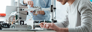 在实验室工作的学生正在使用3D打印机
