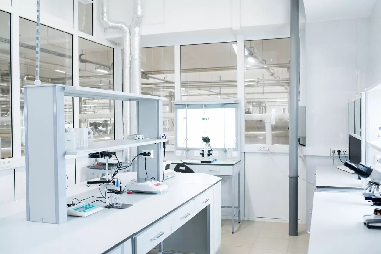 Interno di un laboratorio scientifico vuoto con attrezzature moderne, spazio per le copie