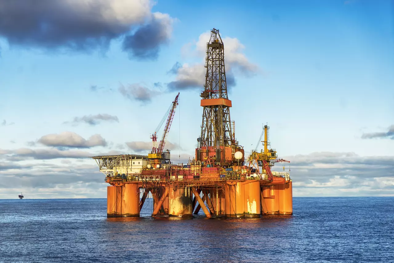 Piattaforma petrolifera in mare