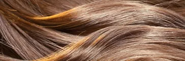 Schöne gesunde, glänzende Haarstruktur mit hervorgehobenen goldenen Strähnen