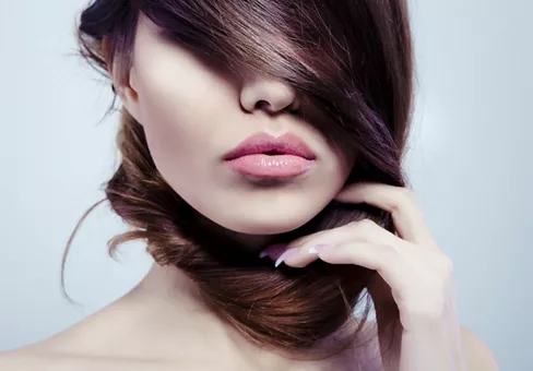 Immagine di ragazza con capelli lunghi e belli